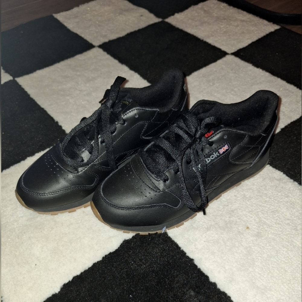 Black reeboks